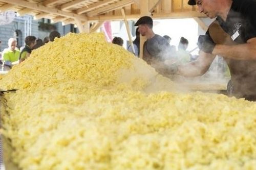 Thụy Sỹ làm bánh khoai tây rosti lớn nhất thế giới có kích thước 13,7 mét vuông