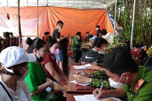 Hàng trăm lao động xin về nước qua cửa khẩu Mộc Bài