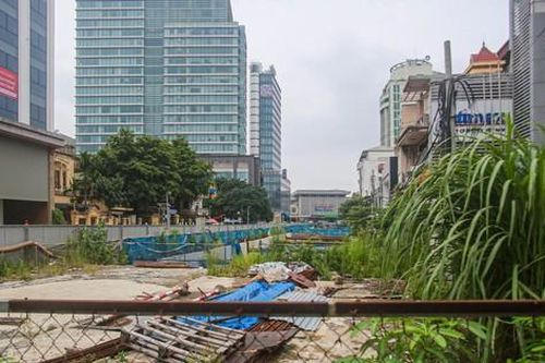 Cỏ mọc um tùm trên công trường metro Nhổn - ga Hà Nội chậm tiến độ