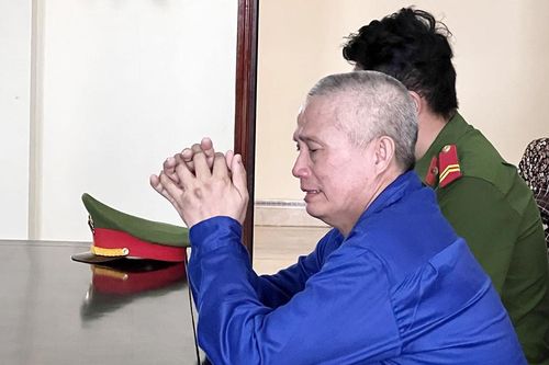 Kẻ giết người run rẩy bật khóc giữa phiên tòa