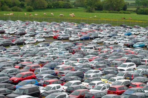 Giật mình với giá đỗ xe ô tô siêu đắt đỏ ở Anh