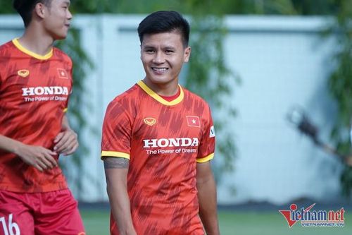 Quang Hải 'tám chuyện' Thành Chung trên sân tập tuyển Việt Nam