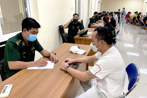 Tiếp nhận 44 người nhập cảnh trái phép do phía Campuchia bàn giao