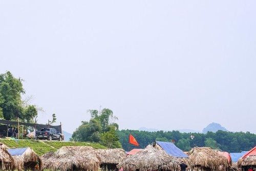 Hòa Bình: Bè nứa cắm trại phủ kín mặt sông Bôi