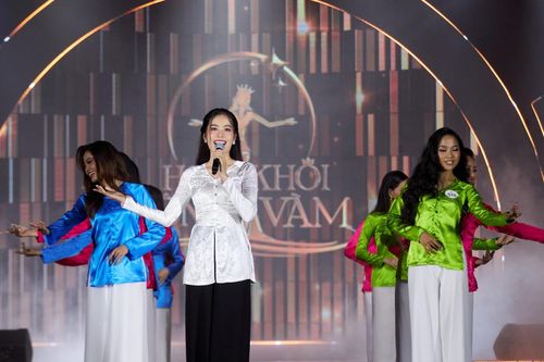 Trình diễn tại cuộc thi Hoa khôi, giọng hát và nhan sắc Nam Em khiến dân mạng không khỏi xuýt xoa!