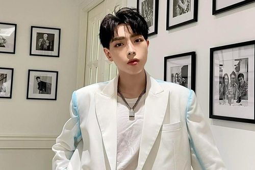 Bị dân mạng bóc lỗi sai, Đức Phúc lên tiếng xin lỗi lại còn khoe ảnh... chép phạt