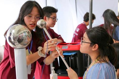 Học sinh trường Ams truyền tình yêu khoa học tới các bạn trẻ