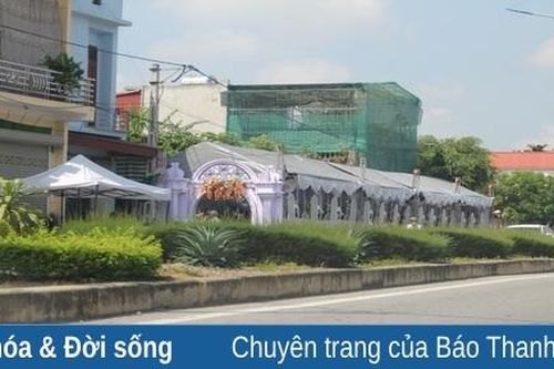 Rạp đám cưới lấn chiếm lòng đường, gây mất an toàn giao thông