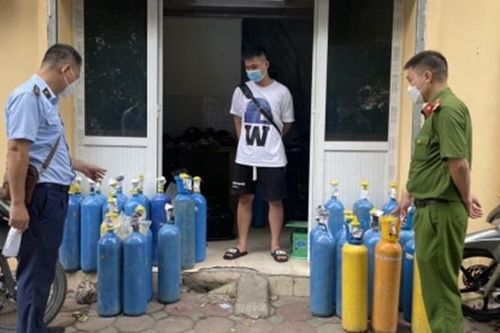 Hà Nội: Phát hiện kho hàng chứa nhiều bình 'khí cười' N2O không rõ nguồn gốc