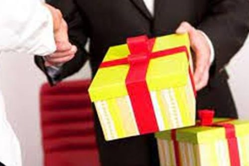 Tăng cường cơ chế giám sát, khuyến khích nộp lại quà tặng không đúng quy định
