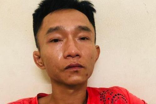 Người đàn ông đi xe máy lộ gói heroin trên người