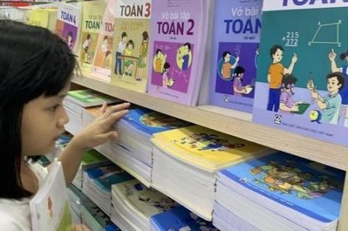 Đề nghị đưa sách giáo khoa vào danh mục quản lý giá