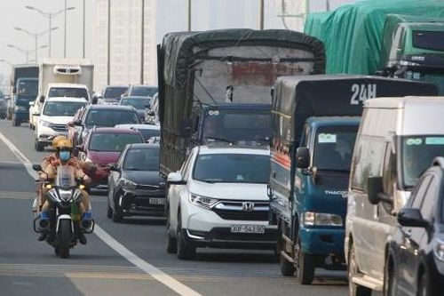 CSGT liên tục nhắc nhở xe chiếm làn khẩn cấp
