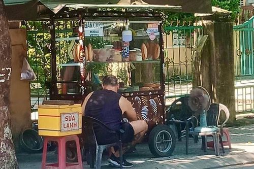 Anh Tây được 'tắm trong bánh mì' khi để lại quà lưu niệm đáng yêu cho chủ quán
