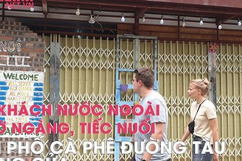 Du khách nước ngoài ngỡ ngàng, tiếc nuối khi phố cà phê đường tàu đóng cửa