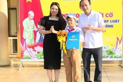 Khen thưởng nam sinh nhặt được hơn 50 triệu đồng của người vừa vay mượn để lấy tiền chữa bệnh
