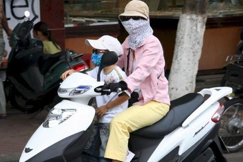 Bé gái 4 tuổi nguy kịch do bị ngã khi tự ý vặn tay ga xe máy của mẹ
