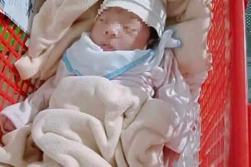 Phát hiện cháu bé sơ sinh bị bỏ rơi kèm lá thư nhờ nuôi hộ
