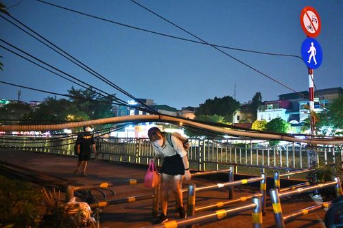 Cảnh nhếch nhác trên những tuyến đường dành cho người đi bộ ở Hà Nội