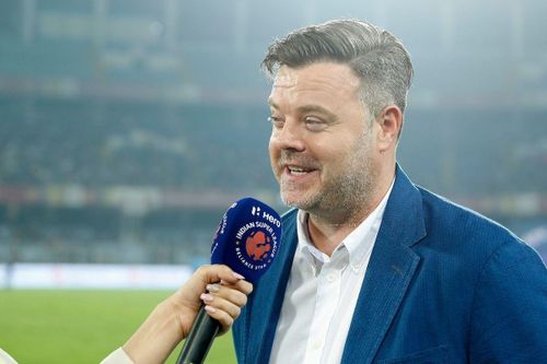 Giám đốc Chelsea bị đuổi việc vì quấy rối phụ nữ