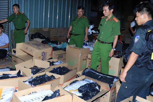 Khởi tố 6 bị can buôn lậu thuốc lá từ Campuchia về Đồng Nai