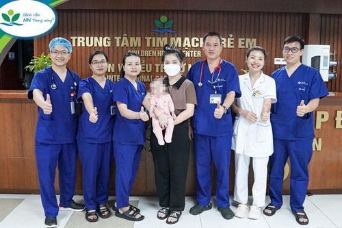 Hồi sinh sự sống cho bé gái người Lào bị hẹp khí quản phức tạp