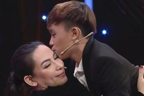 Sự thật phía sau bức ảnh Hồ Văn Cường làm cơm cúng giỗ đầu ca sĩ Phi Nhung