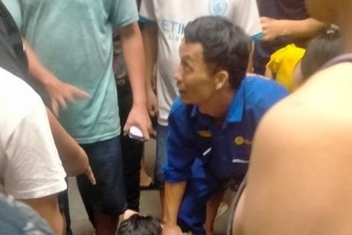 Đập kính tiệm vàng ở Bình Dương, ném trang sức ra đường