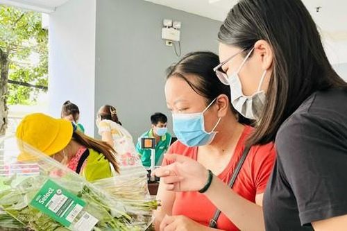 Người dân chọn mua rau an toàn ở các cửa hàng thực phẩm Co.op Food