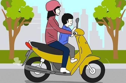Bé gái 4 tuổi vỡ xương sọ vì vặn tay ga xe máy