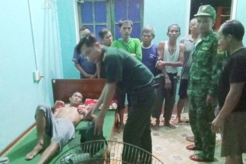 Tàu cá ở Quảng Trị 'tố' bị ném bộc phá gây chìm, 9 thuyền viên rơi xuống biển