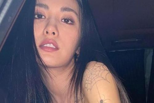 Mỹ nhân Hàn đẹp nhất thế giới xăm từ vai xuống mắt cá chân