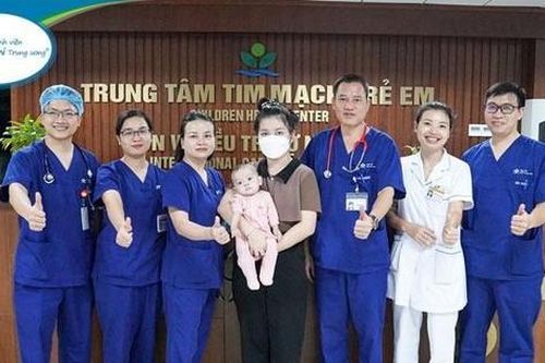 Cha mẹ lặn lội 'xuyên biên giới' đưa con sang Việt Nam nhờ bác sỹ cứu mạng