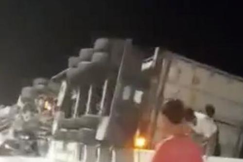 Xe đầu kéo bất ngờ lật trên cầu đè một người đi xe máy tử vong