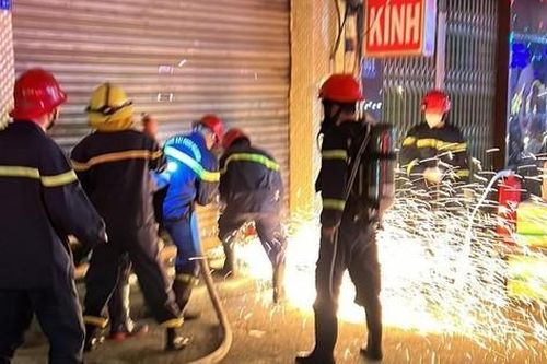 Phá cửa cuốn đang cháy, giải cứu 7 người mắc kẹt trong thẩm mỹ viện tại TPHCM