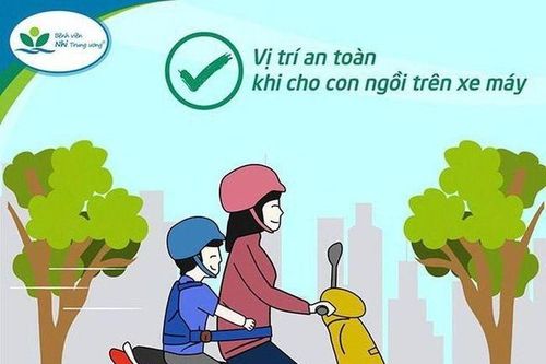 Vô tình kéo tay ga xe máy, bé 4 tuổi ngã vỡ xương sọ
