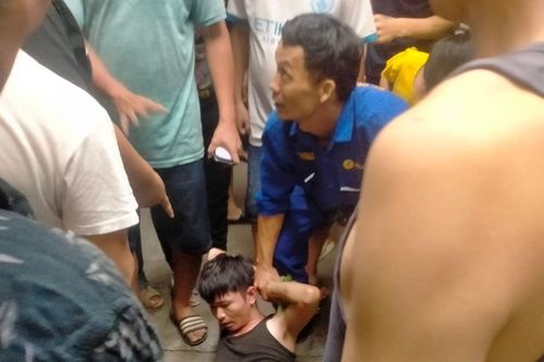 Tạm giữ thanh niên xông vào tiệm vàng, đập bể tủ kính ném vàng ra đường