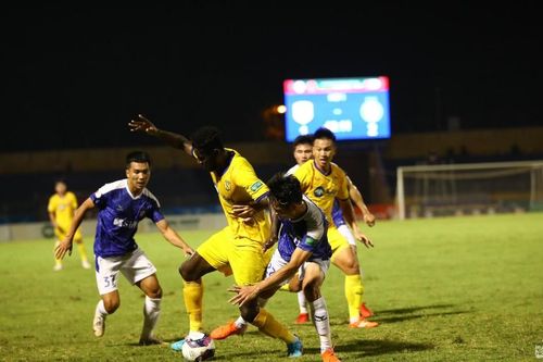 Vì sao Sông Lam Nghệ An khó có thể thành công với sơ đồ 3-5-2?