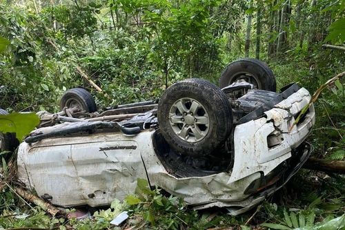 Hòa Bình: Ôtô bán tải lao xuống taluy âm, 3 người thương vong