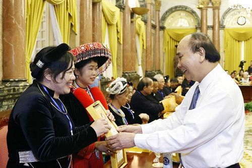 Chủ tịch nước gặp mặt đại biểu dân tộc thiểu số tỉnh Cao Bằng