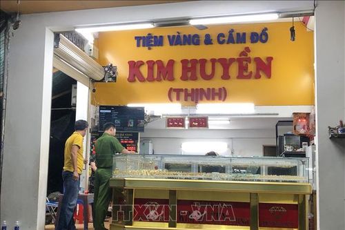 Bình Dương: Nam thanh niên đập tủ kính, cướp vàng rồi ném ra đường