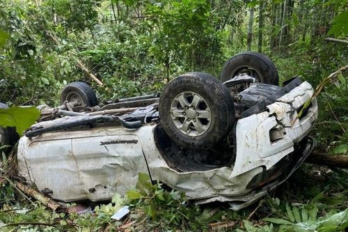 Hòa Bình: Ô tô bán tải lao xuống taluy âm, ba người thương vong