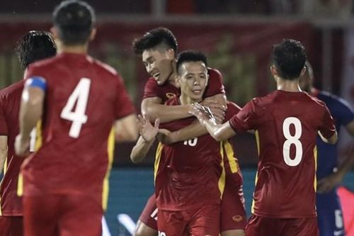 Đội tuyển bóng đá Việt Nam đánh bại đội tuyển Singapore 4 - 0