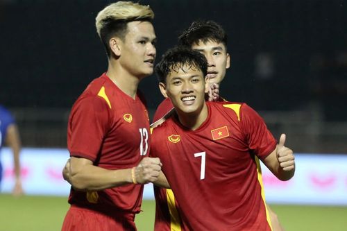 Sao trẻ HAGL, Văn Quyết và Văn Khang giúp Việt Nam thắng tưng bừng Singapore