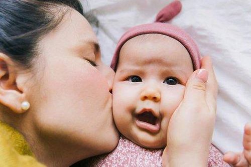 Nên bỏ thói quen cưng nựng vuốt má, thơm hôn trẻ nhỏ!