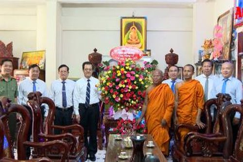 Bí thư Tỉnh ủy An Giang Lê Hồng Quang thăm và chúc mừng lễ Sen Dolta đồng bào dân tộc thiểu số Khmer tại huyện Tịnh Biên