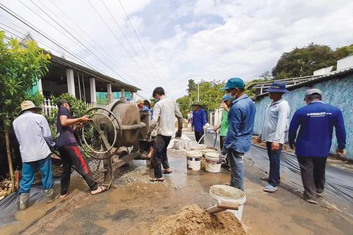 Nông dân tham gia xây dựng nông thôn mới