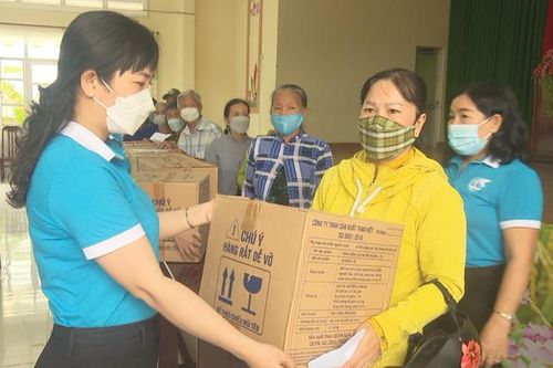 Trao tặng 11.700 bình lọc nước cho người dân