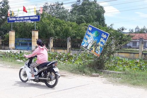 Cần dựng lại pa nô tuyên truyền