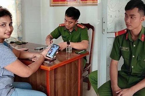 Nữ du khách nước ngoài vui mừng nhận lại chiếc điện thoại đã đánh rơi
